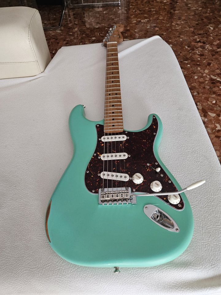 Fender stratocaster player 75th muy mejorada de segunda mano · Foto 1 de 5 · Valencia