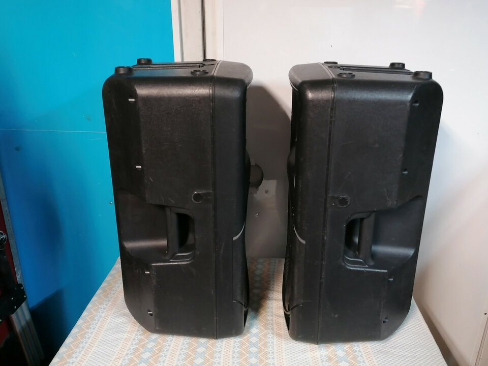 Altavoces activos RCF Art Series 325A + tripodes + fundas de segunda mano · Foto 3 de 9 · Madrid · 1090 €