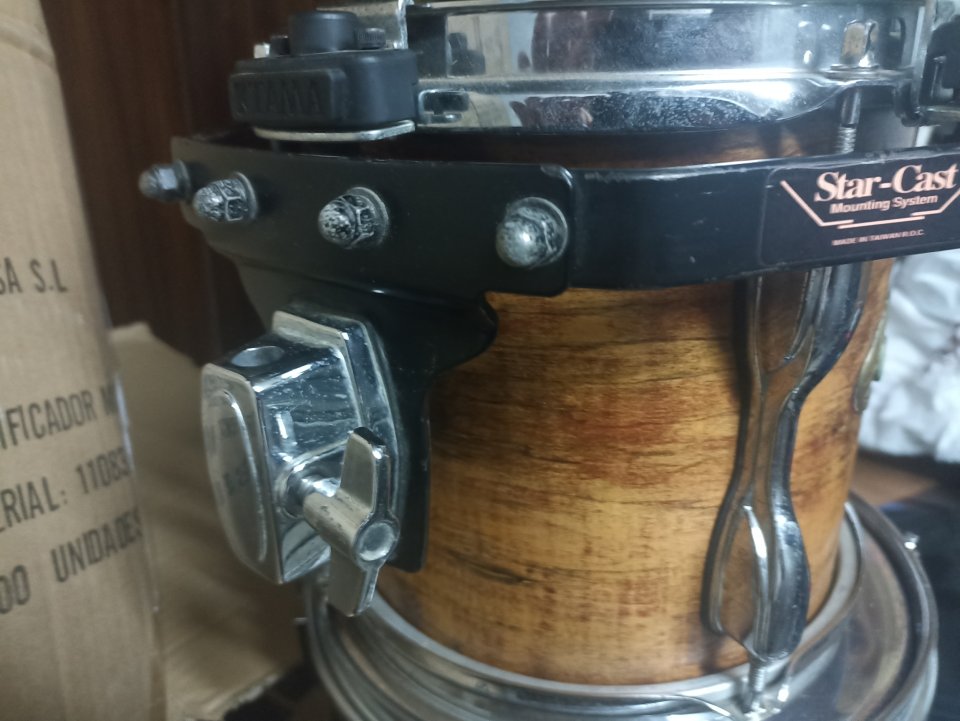 Tom Tama Rockstar 8x7 con star-cast.