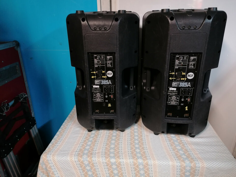 Altavoces activos RCF Art Series 325A + tripodes + fundas de segunda mano · Foto 4 de 9 · Madrid · 1090 €