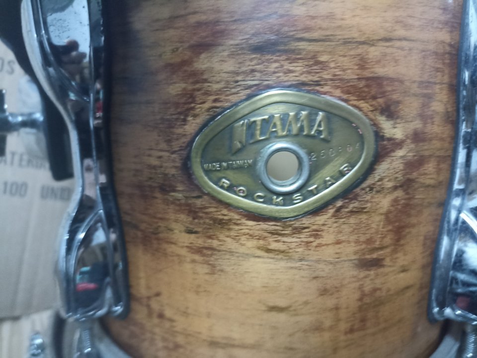 Tom Tama Rockstar 8x7 con star-cast.