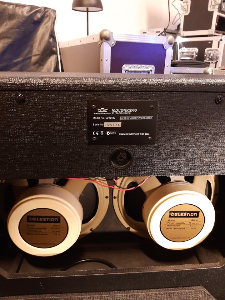 Pantalla Vox 2x12 (V212) - Altavoces Celestion Creamback G12M-65 - Impecable