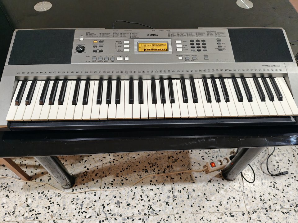 Yamaha PSR E353