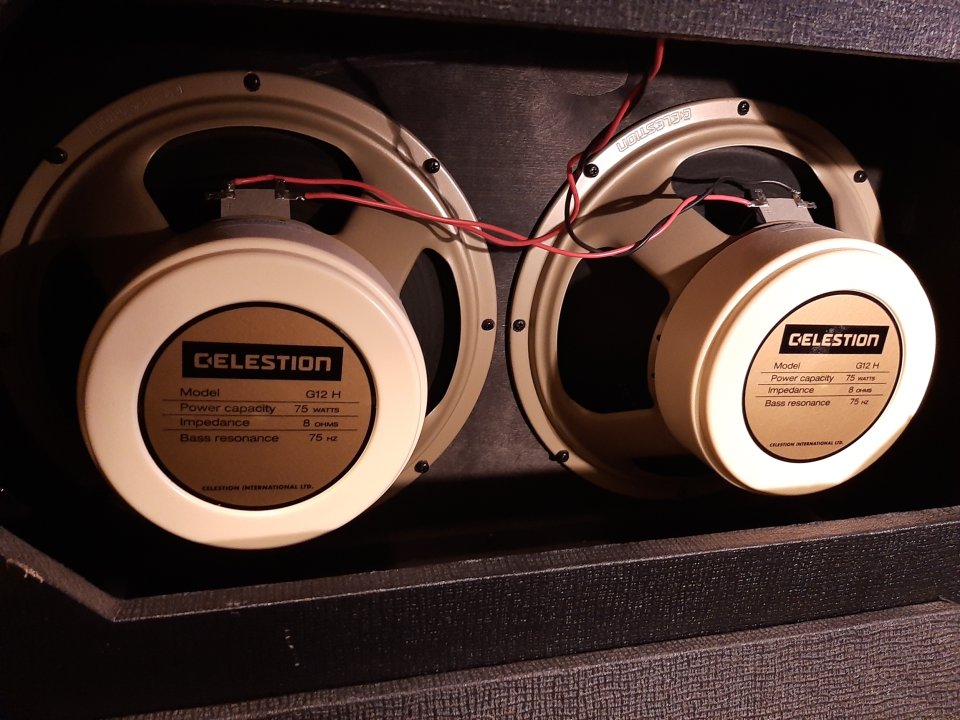 Pantalla Vox 2x12 (V212) - Altavoces Celestion Creamback G12M-65 - Impecable