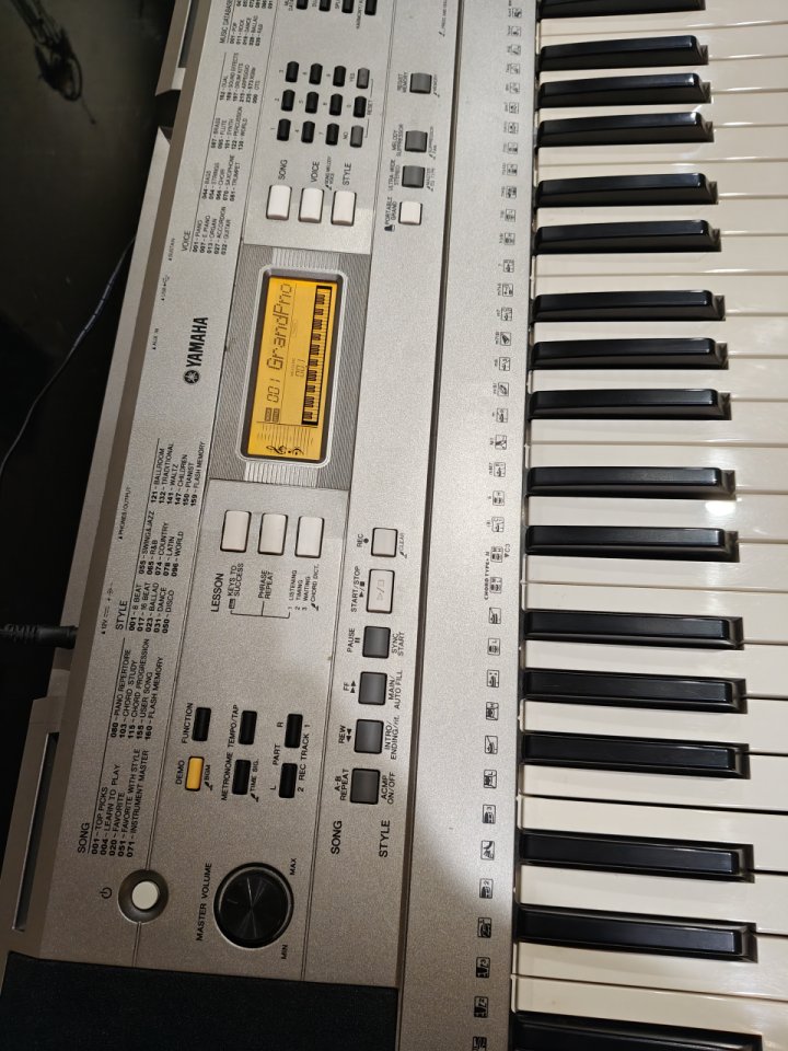 Yamaha PSR E353