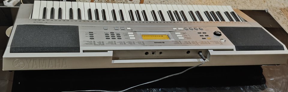 Yamaha PSR E353