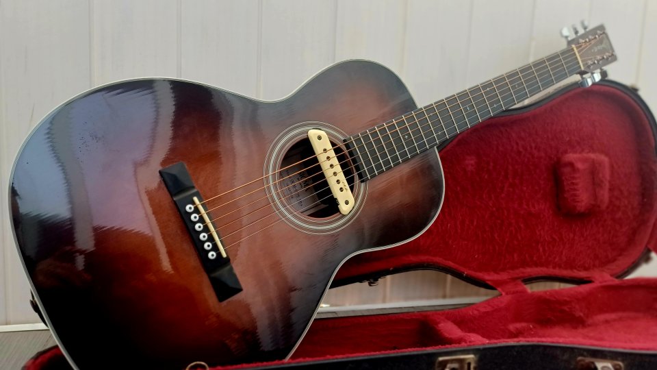 Acustica Sigma 00m-1s-sb con LR Baggs