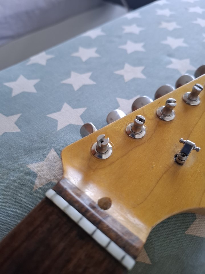 Vendo mastil stratocaster Musikraft de segunda mano · Foto 2 de 7 · Madrid · 340 €