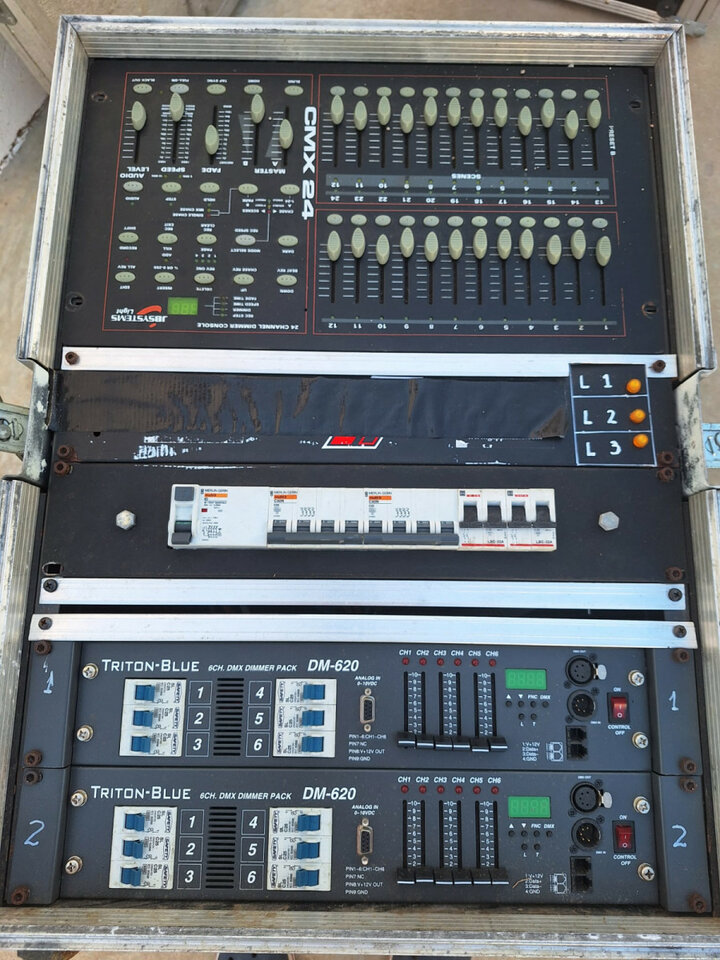 Dimmers, consola de luces y distribuidor de corriente