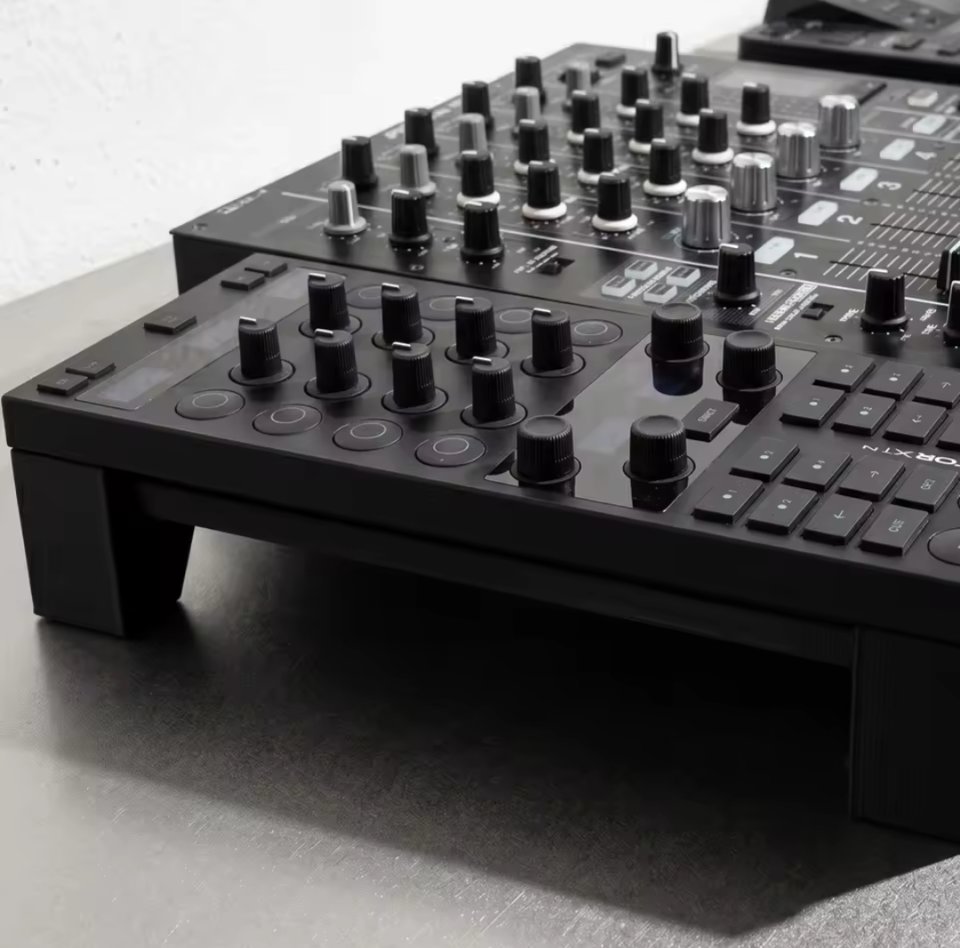 Soporte Elevador Traktor Kontrol X1 MK3 de segunda mano · Foto 1 de 6 · SC Tenerife · 20 €