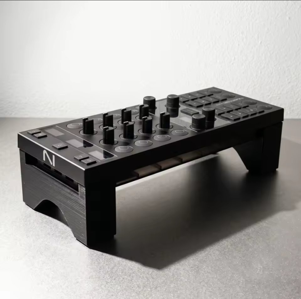 Soporte Elevador Traktor Kontrol X1 MK3 de segunda mano · Foto 2 de 6 · SC Tenerife · 20 €