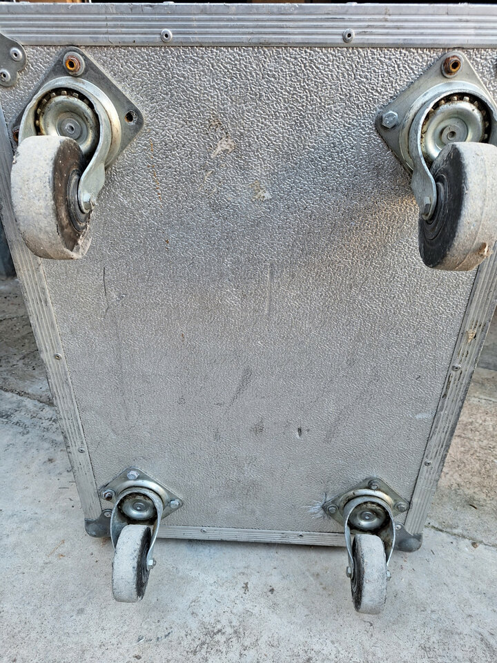 Dimmers, consola de luces y distribuidor de corriente