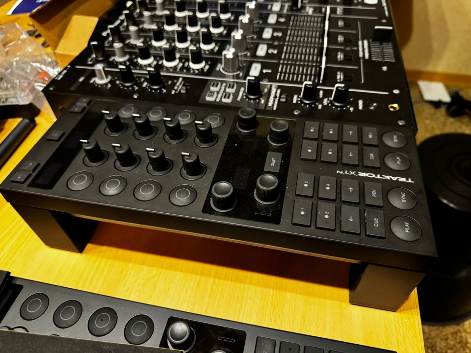Soporte Elevador Traktor Kontrol X1 MK3 de segunda mano · Foto 3 de 6 · SC Tenerife · 20 €