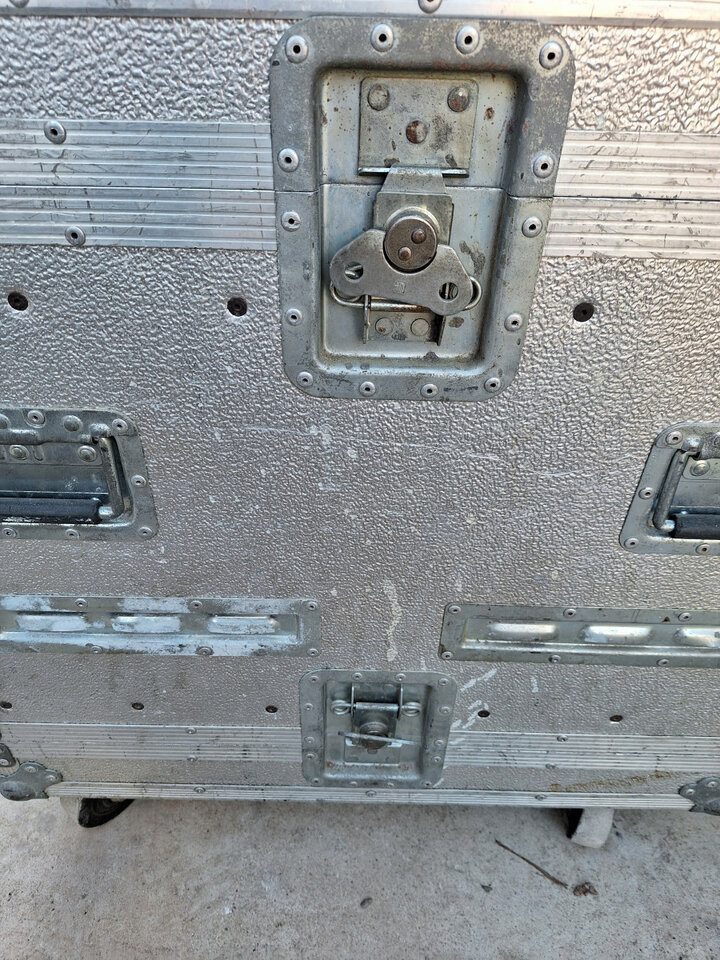 Dimmers, consola de luces y distribuidor de corriente