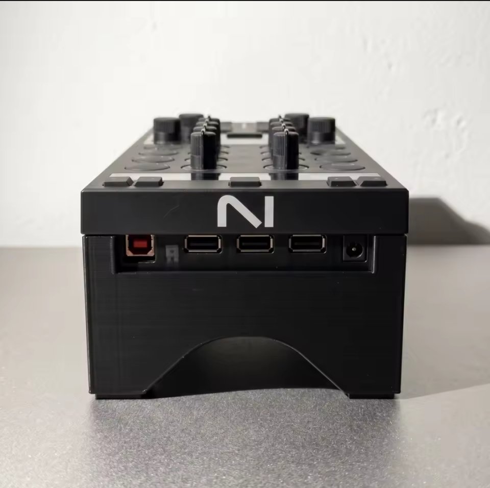 Soporte Elevador Traktor Kontrol X1 MK3 de segunda mano · Foto 5 de 6 · SC Tenerife · 20 €
