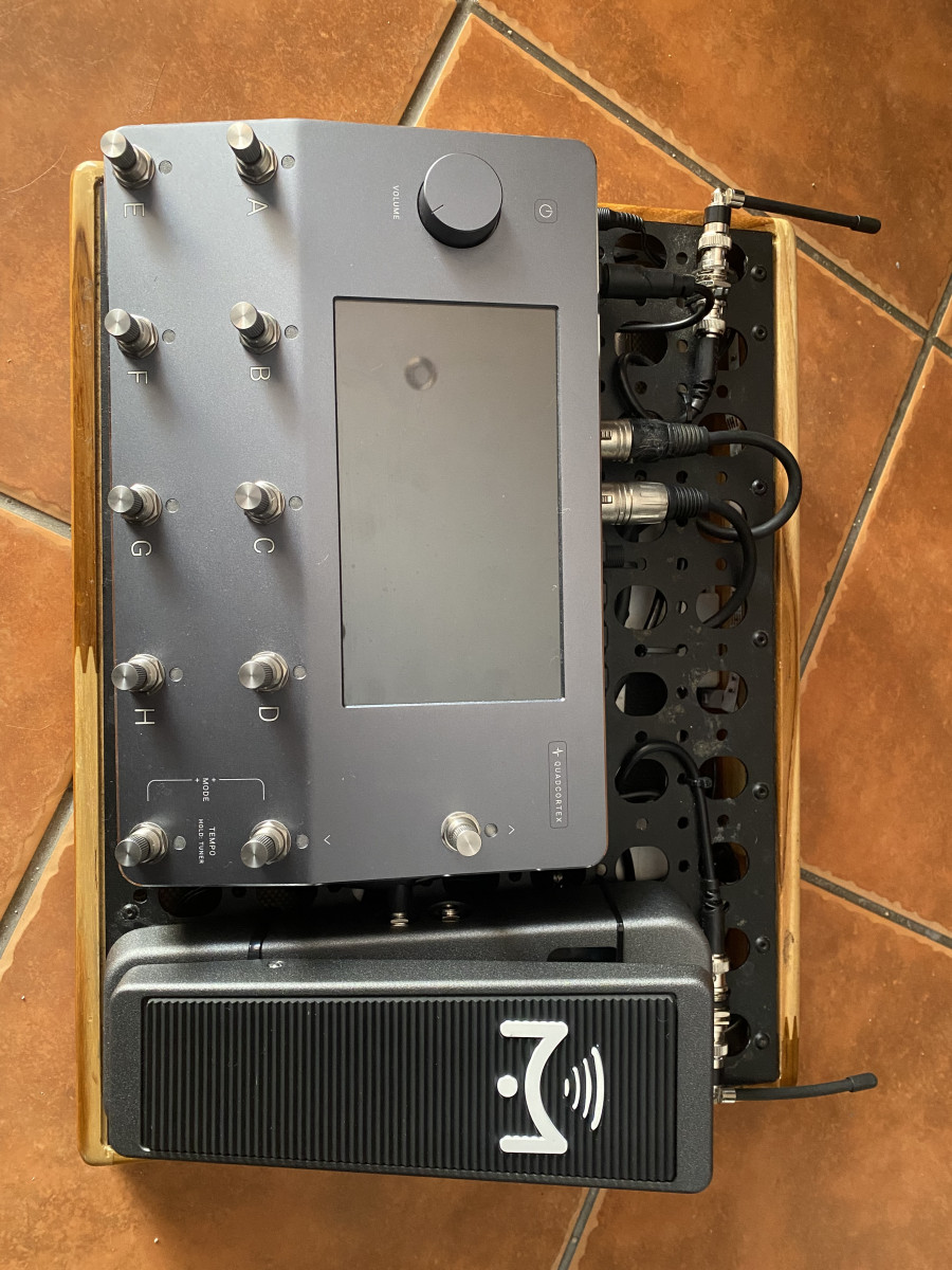 QUAD CORTEX y PEDAL DE EXPRESION de segunda mano por 1600 € en Cádiz