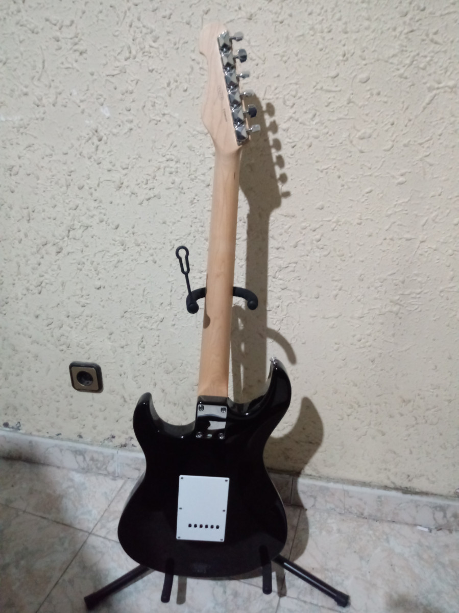 YAMAHA EG 012 de segunda mano por 160 € en Barcelona | Hispasonic