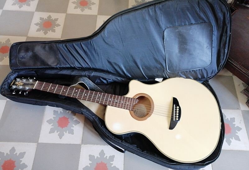 Guitarra semi-acústica Yamaha APX-600 de segunda mano por 140 € en Almería  | Guitarristas.info