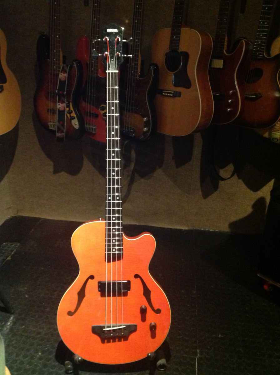 Bajo Yamaha BEX4 Semiacústico de segunda mano por 450 € en Madrid 