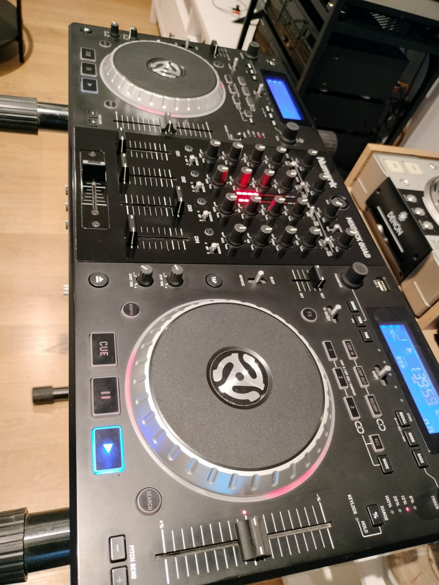 NUMARK MIXDECK QUAD de segunda mano por 350 € en Barcelona Hispasonic