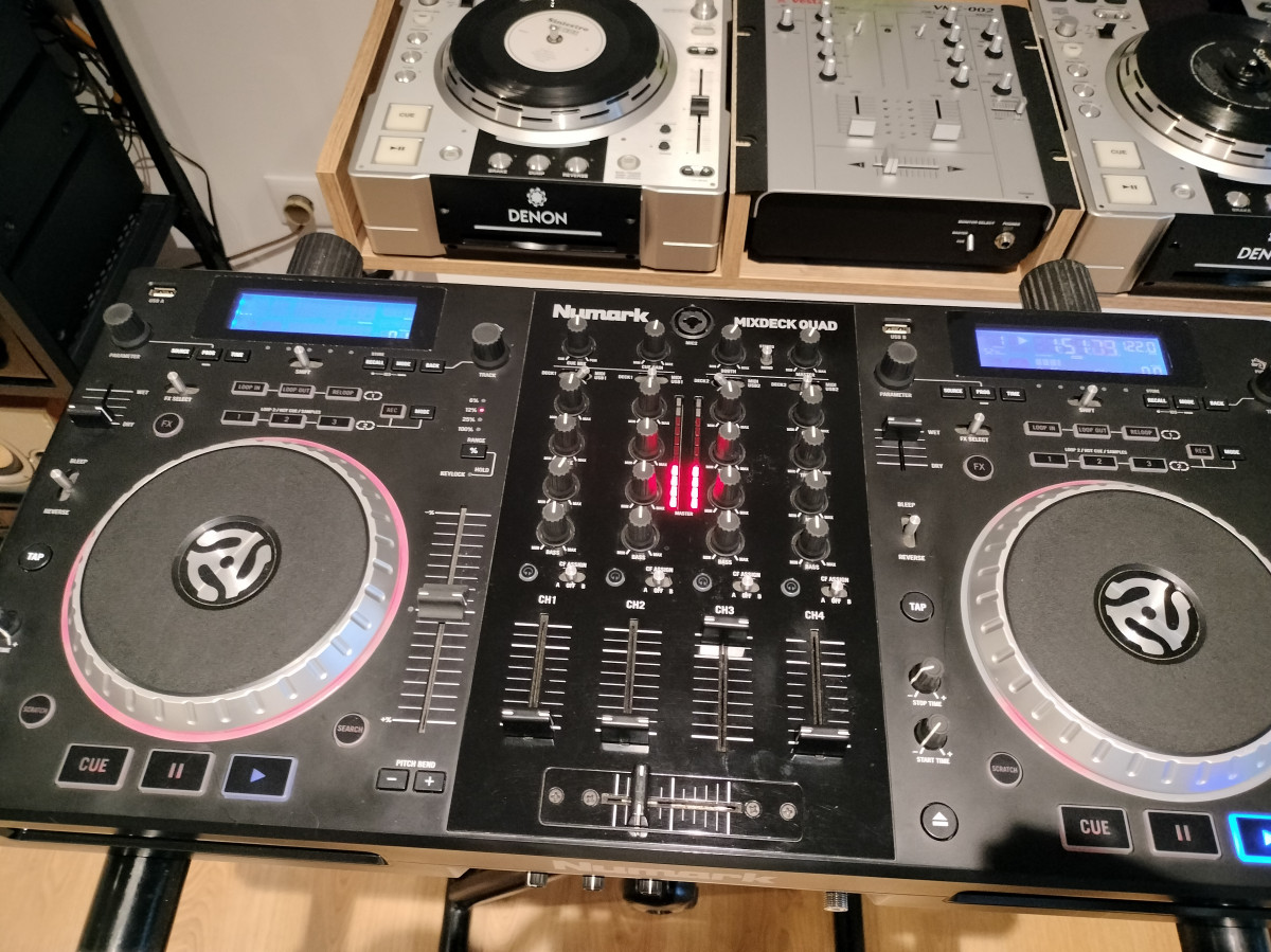 NUMARK MIXDECK QUAD de segunda mano por 350 € en Barcelona Hispasonic