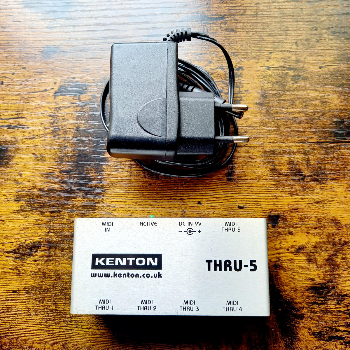 Kenton MIDI Thru 5 de segunda mano por 50 € en Cantabria Hispasonic