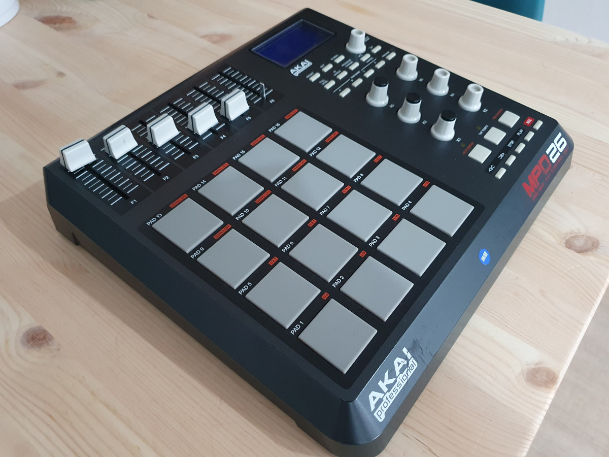 Controlador MIDI AKAI MPD26 de segunda mano por 100 € en Madrid | Hispasonic