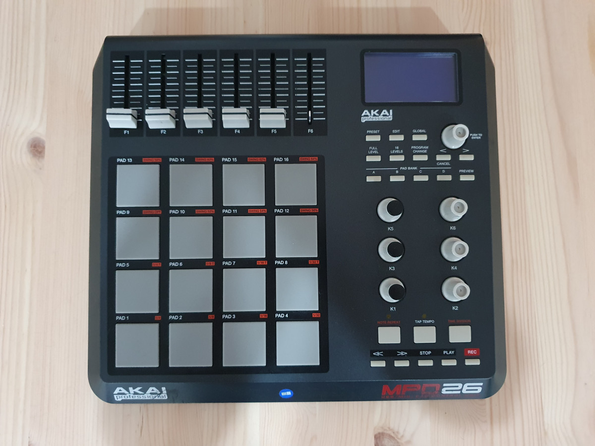 Controlador MIDI AKAI MPD26 de segunda mano por 100 € en Madrid | Hispasonic