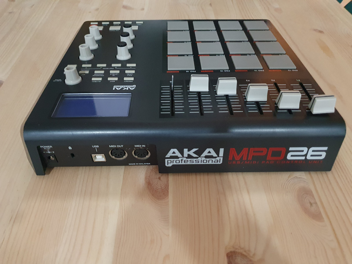 Controlador MIDI AKAI MPD26 de segunda mano por 100 € en Madrid | Hispasonic