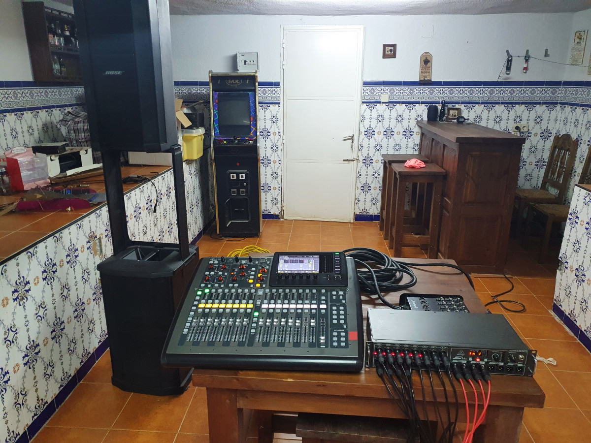 Eq. Sonido Teatro Behringer x32 compact + S16 & Caja de Escenario + BoseF1  de segunda mano por 2850 € en Madrid | Hispasonic