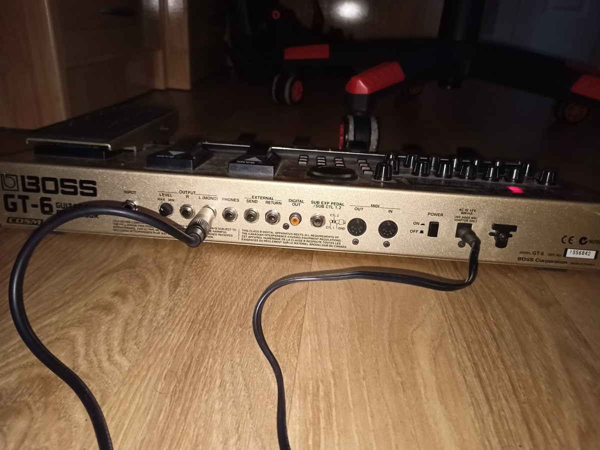 GT-100- Safe to pedal chain power supply with other pedals?