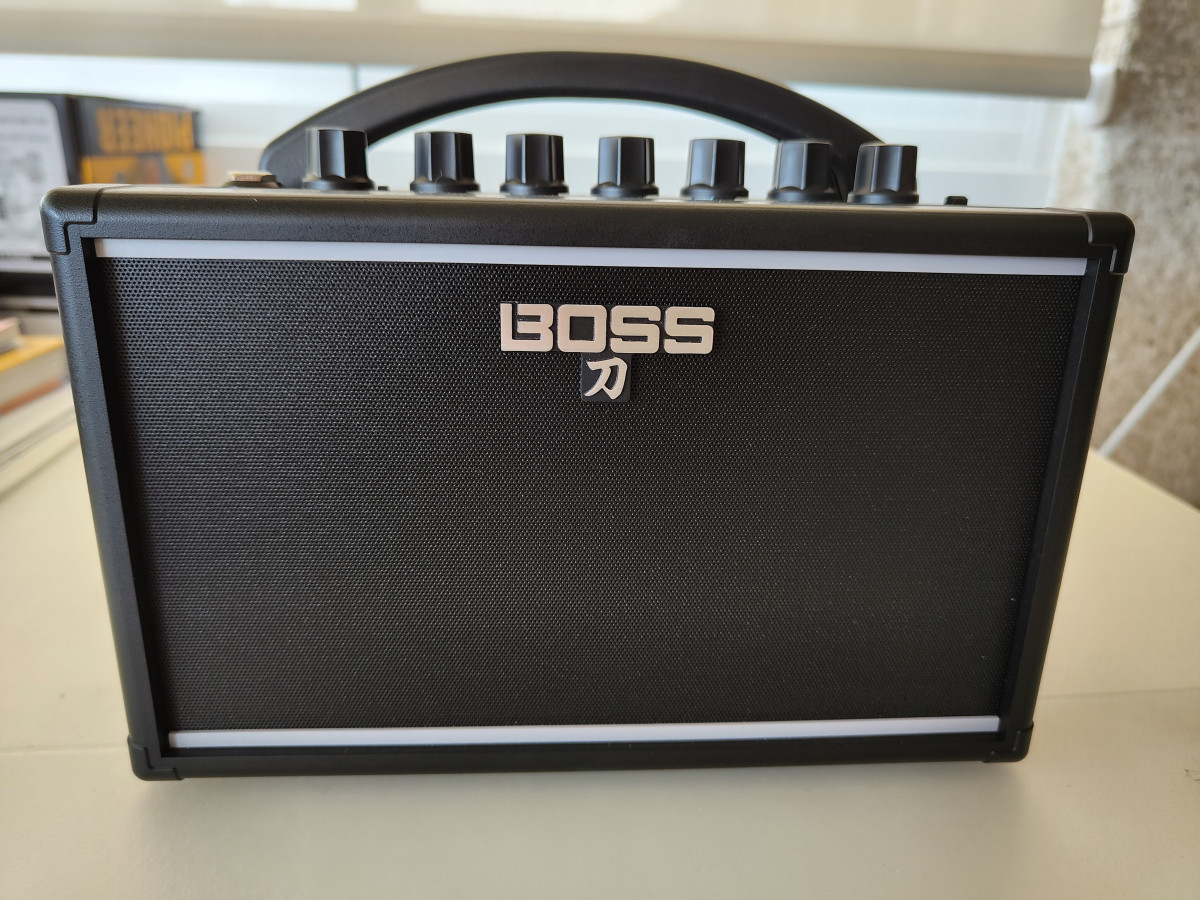 Boss Katana Mini + Adaptador Corriente Boss de segunda mano por 75 € en  Málaga | Guitarristas.info