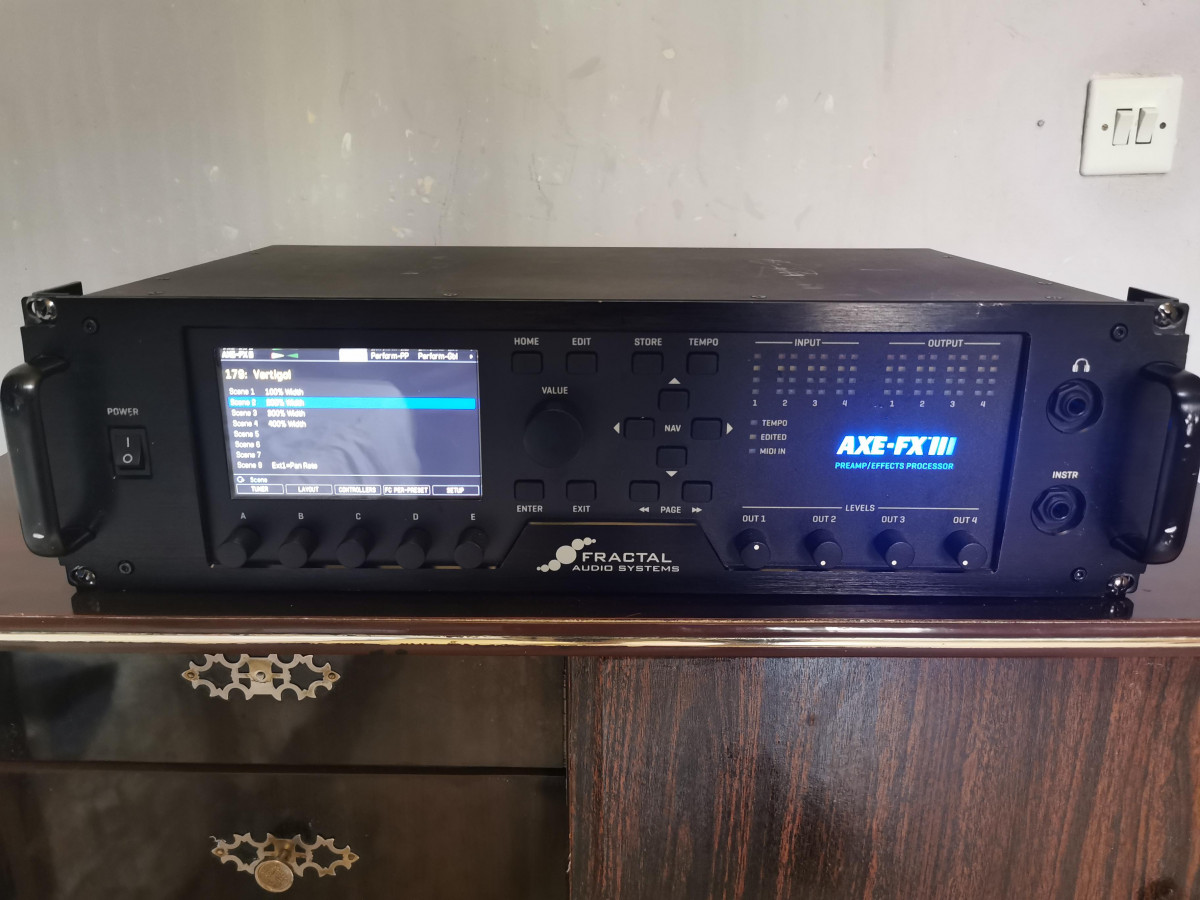 Fractal Audio Axe FX 3 , con road case de regalo de segunda mano por